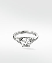 A vintage-style Mondo Engagement Ring in white gold, featuring a round brilliant diamond in a six-prong setting.